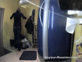 Клиентка без комплексов салона заметила камеры в раздевалке