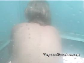 Реально крутая задница в душевой попалась на камеру на пляже