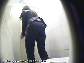 Женщина ссыт раком в толчке