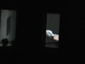 В окне напротив видно голые тела женщин