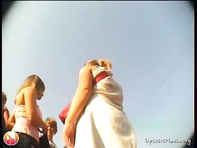 Вид под платьем снизу