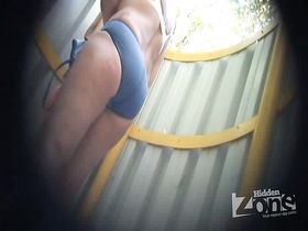 Старушка с большой дряхлой жопой переодевается в пляжной кабинке