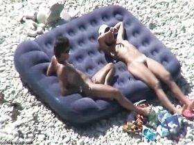 Стройная милашка красиво купается