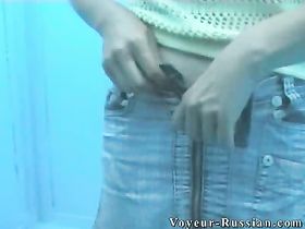 Белый купальник на стройной девушке