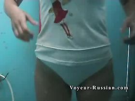 Худышка скидывает одежду