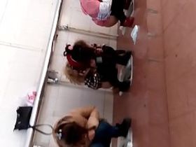 Девушка зашла в туалет прицепив скрытую камеру петличку на сумку и засняла как девушки сидя на корточках ссут и даже срут