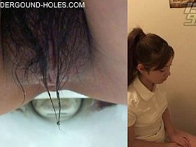 Мокрые волосы на пизде от мочи были сняты на камеру в унитазе туалета магазина