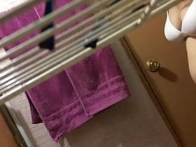 Парень следит за своей полной мамашой через скрытые камеры расставленные по дому