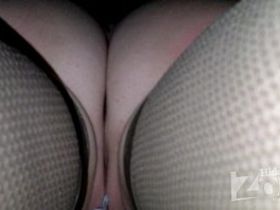 Юная девушка в чулках и без трусиков ходит по городу и не замечает камеры