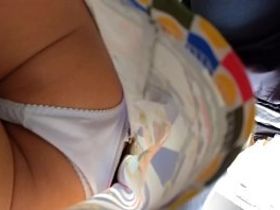 Белые трусы юной девушки попали в кадр на скрытую камеру