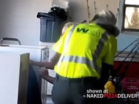 Девушка поставила камеру в гараже и там же соблазнила мужа минетом на поебаться