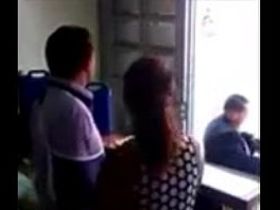 Женщина сделала минет за прилавком пока кто-то сидит и ест за столом