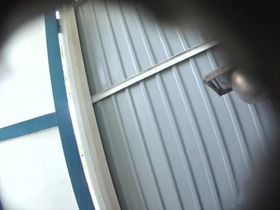 Скрытая камера в уличном туалете засекла телку которая решила справить нужду