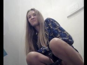 Молодая горячая девушка писает  в общественном туалете на камеру