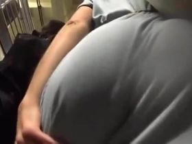 Очень классная накаченная жопа попалась на камеру в метро