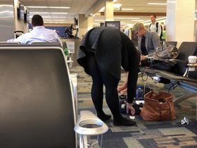 Взрослая мамаша в юбке и колготах нагибается слишком низко пока парень ее снимает на камеру