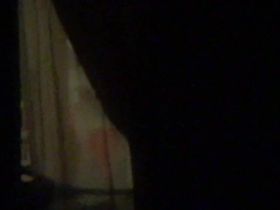 Парень напротив дома шпионил за симпатичной девушкой с окна