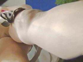 Очень сексуальная девушка в коротком платье стоит на улице без трусиков