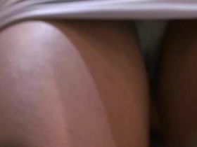 Парень с камерой в магазине снимает девушек и у них под юбкой