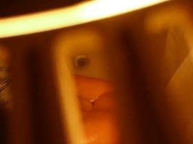 Мужик через вентиляцию снимал на камеру молодую девушку которая дрочит прямо в ванной