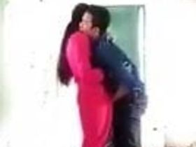 Чувак трахает девушку прижав ее к стене и не замечая как их снимают