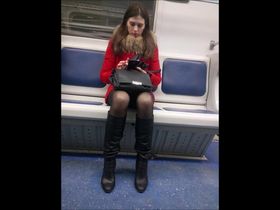 Чувак снимает в метро красивую девушку в сапогах и короткой юбке