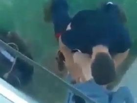 Чувак трахает телку на улице попавшись на камеру друзей