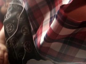 Беленькие трусики под юбкой одной студентки попались на камеру в метро