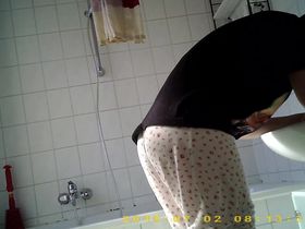 Скрытая камера в душевой общаги засняла одну красотку с классной попкой