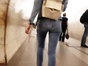 Стройная девушка с классной жопой в метро попалась парню на камеру