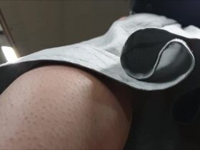 Чувак снимает на камеру девушку с волосатыми ногами в метро приподняв ее юбку