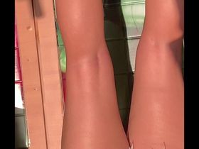 Паренек заснял на камеру молодых телок в коротких шортиках