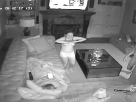 Молодые телки бегают по дому и показывают сиськи пока камера их снимает