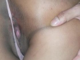 Чувак снимает свою спящую голую сестру на камеру и дрочит на нее