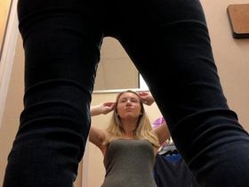 Женщина в раздевалке переодевается в новенькое платье не подозревая о камере под стенкой