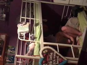 Чувак подглядывал за своей соседкой в окно и снимает на камеру