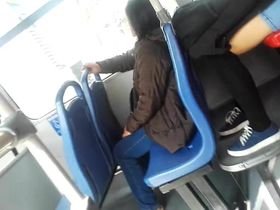 Парень дрочит хер в трамвае и снимает реакцию ближайшей телки