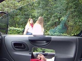 Парень мастурбирует сидя в тачке, пока телки проходят мимо него по улице