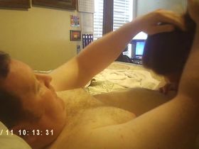 Сосед поставил камеру у кровати и заснял секс своих друзей посреди дня