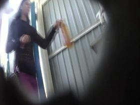 Снимая через дырку в стене, парень запечатлил одну телку в туалетной кабинке с голой жопой