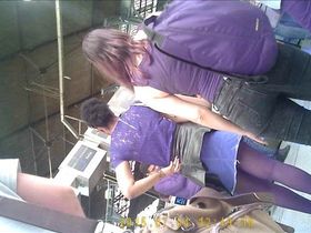 Парень на вокзале нашел женщину с классной попкой в узких штанах