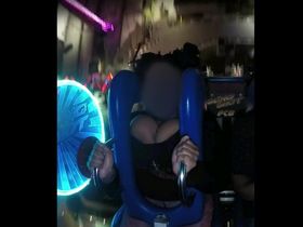 Огромные сиськи негритянки выпали из кофты на аттракционе  попали на камеру