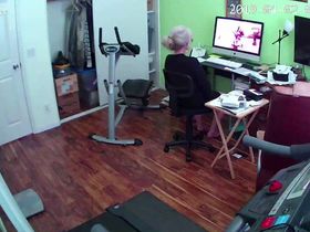 Девушка сидит дома и смотрит порно за компом и все это время дрочит