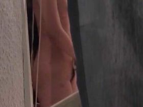 Подруга подглядывала в окно за телкой которая голенькой стояла напротив зеркала и мастурбировала