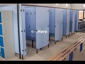 В кабинке общественного душа установлена мини камеру, на которую попалась эта полная женщина