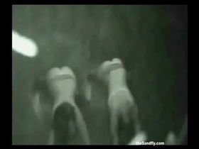 Мужик на камеру с ночным виденьем умудрился заснять парочку, которую ебались прямо на лужайке в парке