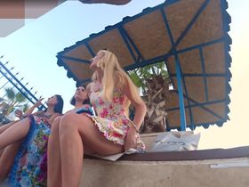 Очаровательная девушка в светлых трусиках, случайно засветила пизденку пока стояла на рынке