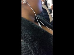 Сидя в автобусе парню удалось заснять ан камеру классные сиськи и одной дамы