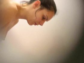 Очень красивая девушка попалась на камеру в раздевалке голенькой