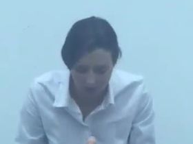 Одна девушка засняла как телки учатся делать минет на страпонах